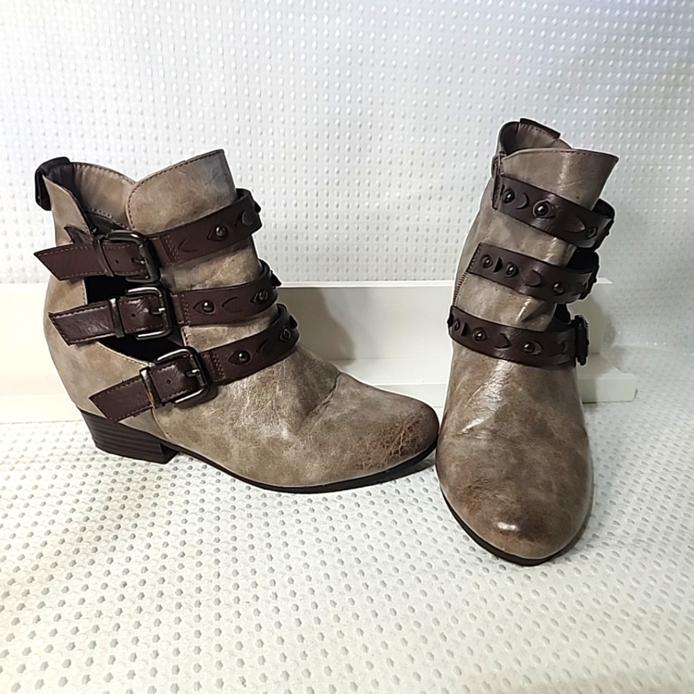 Sonoma Goods For Life Boots Womens 9M Ankle Booties Beige Faux Leather Buckle